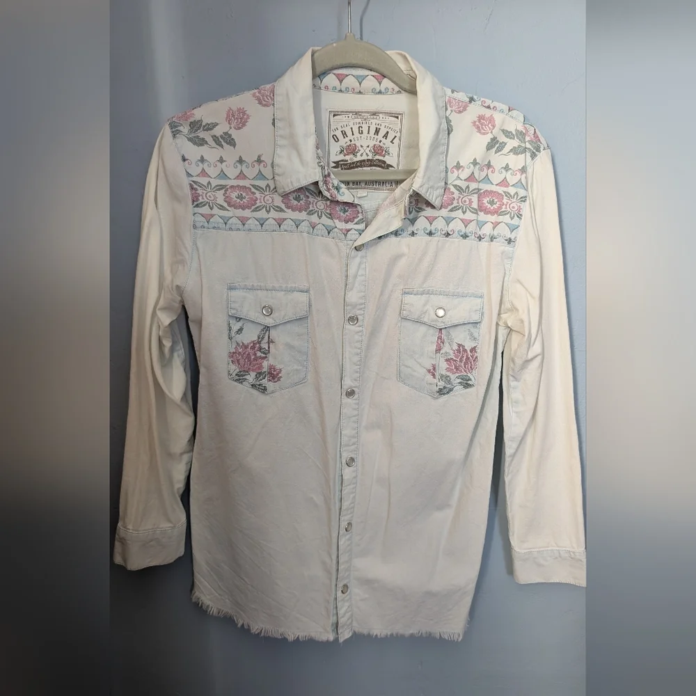 ✨ Spell Pandora Chambray Pearl Button Down Shirt - Picture 2 of 7